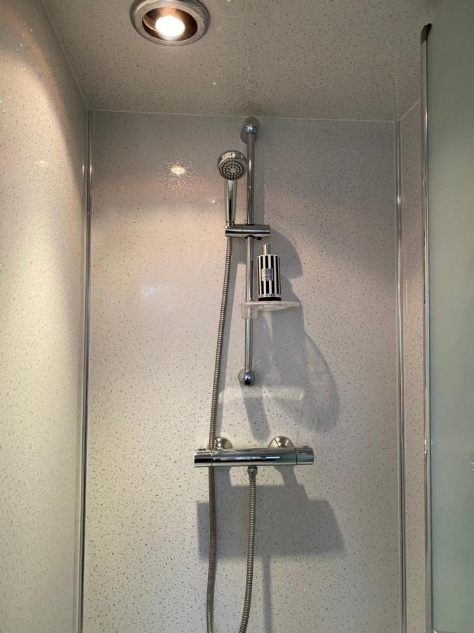 1 Luxurious Double Bedroom With Private Shower Ридинг Экстерьер фото